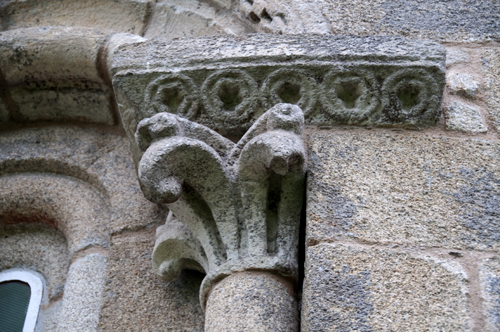 Capitel de la ventana nordeste de la iglesia de Ferreira do Panton